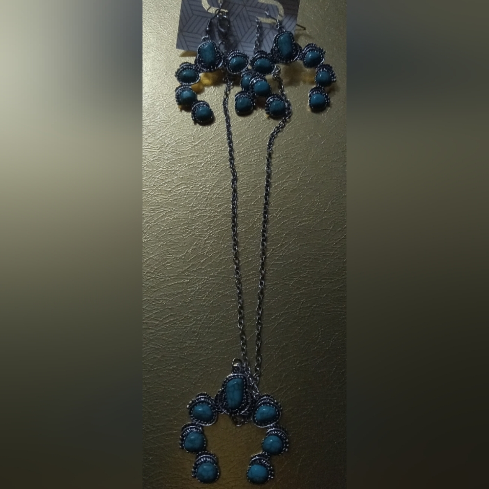 Blue Vintage Pendant Necklace & Earrings Set with Bohemian Elegance